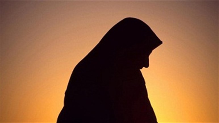 أهلي يؤذونني لأنَّني لم أتزوَّج.. ماذا أفعل؟!