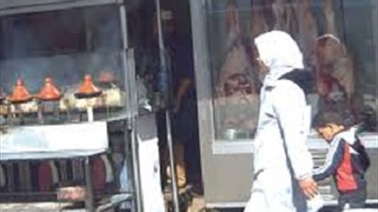 مطعم يعرض مأكولاته أمام الفقراء!
