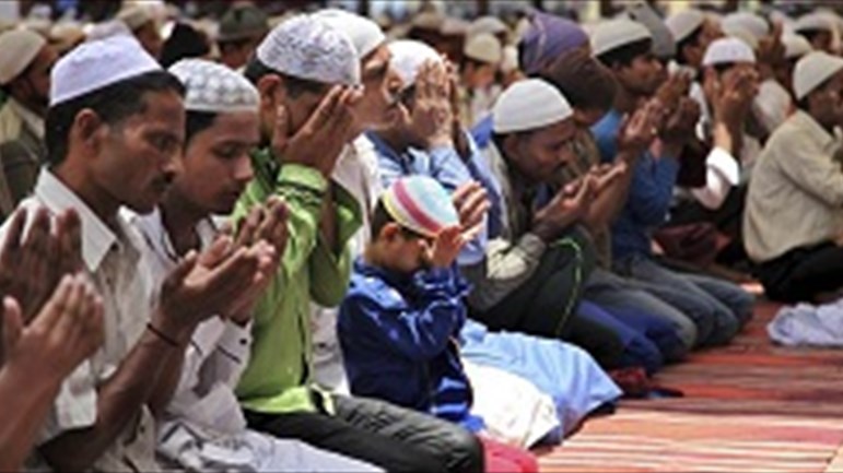 بين الأخلاق والعادات