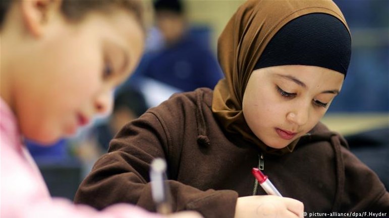 كيف أتعامل مع ابنتي في عمر المراهقة؟