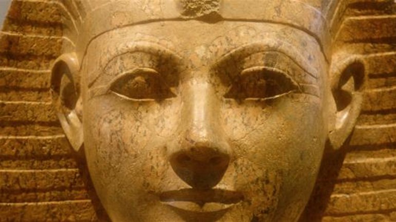فرعون يستمع إلى موسى (ع)