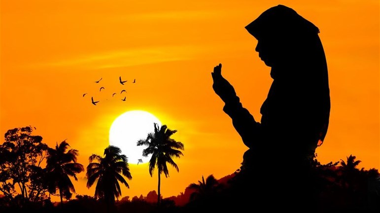 بين دار الدّنيا ودار الآخرة