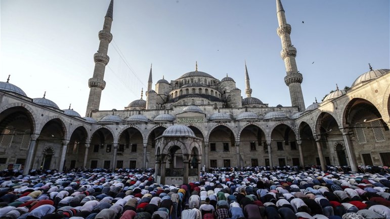 المسلمون بينَ الجمودِ والعصرنةِ