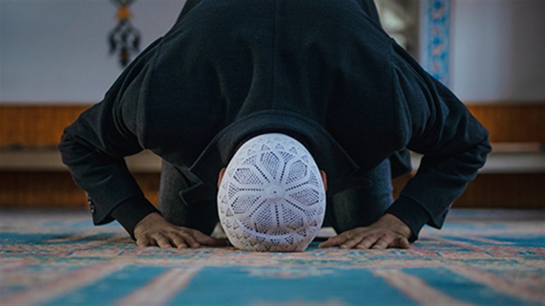 لا تُجَاملْ أحداً على حِسَابِ دينِكَ وآخرتِكَ