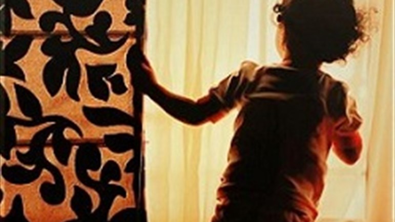 تؤذي أختها وترفض التّواصل مع أقرانها.. كيف أصوّب سلوكها؟