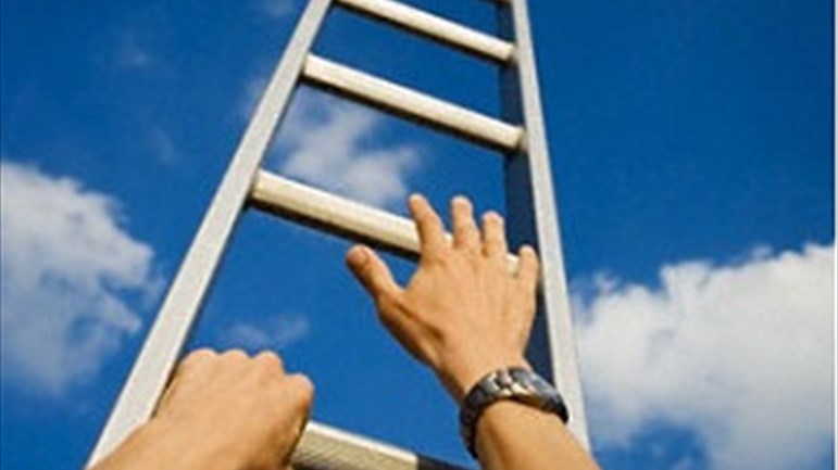 تخلّت عني وارتبطت بصديقي المقرب.. فمن المذنب؟