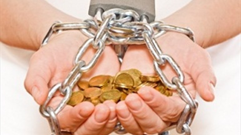 تراكمت الديون عليه ففقد توازنه.. كيف أساعده ليخرج من أزمته؟