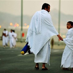 هل وجود الأطفال القاصرين مانع من الحجّ؟