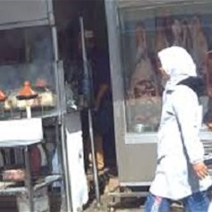 مطعم يعرض مأكولاته أمام الفقراء!