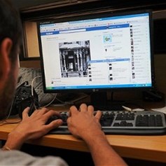 أُحادِثُ رجالاً على الإنترنت