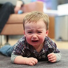 كيف نتعامل مع الطّفل العنيد؟!