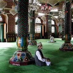 المؤمن غنيّ في دنياه وآخرته