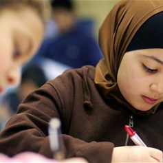 كيف أتعامل مع ابنتي في عمر المراهقة؟