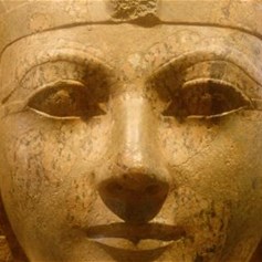 فرعون يستمع إلى موسى (ع)