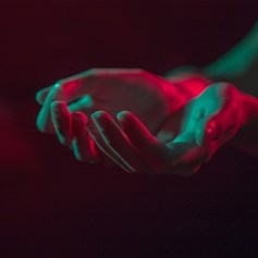 علاقة الإنسان بالله أيّام الخير وأوقات الشر