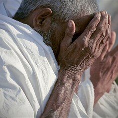 مَنْ للإنسانِ في كبرِهِ وعجزِهِ؟!