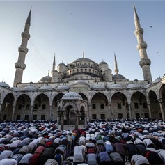 المسلمون بينَ الجمودِ والعصرنةِ