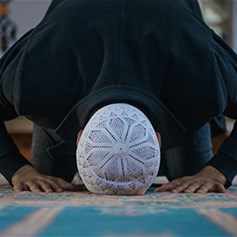 لا تُجَاملْ أحداً على حِسَابِ دينِكَ وآخرتِكَ