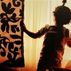 تؤذي أختها وترفض التّواصل مع أقرانها.. كيف أصوّب سلوكها؟