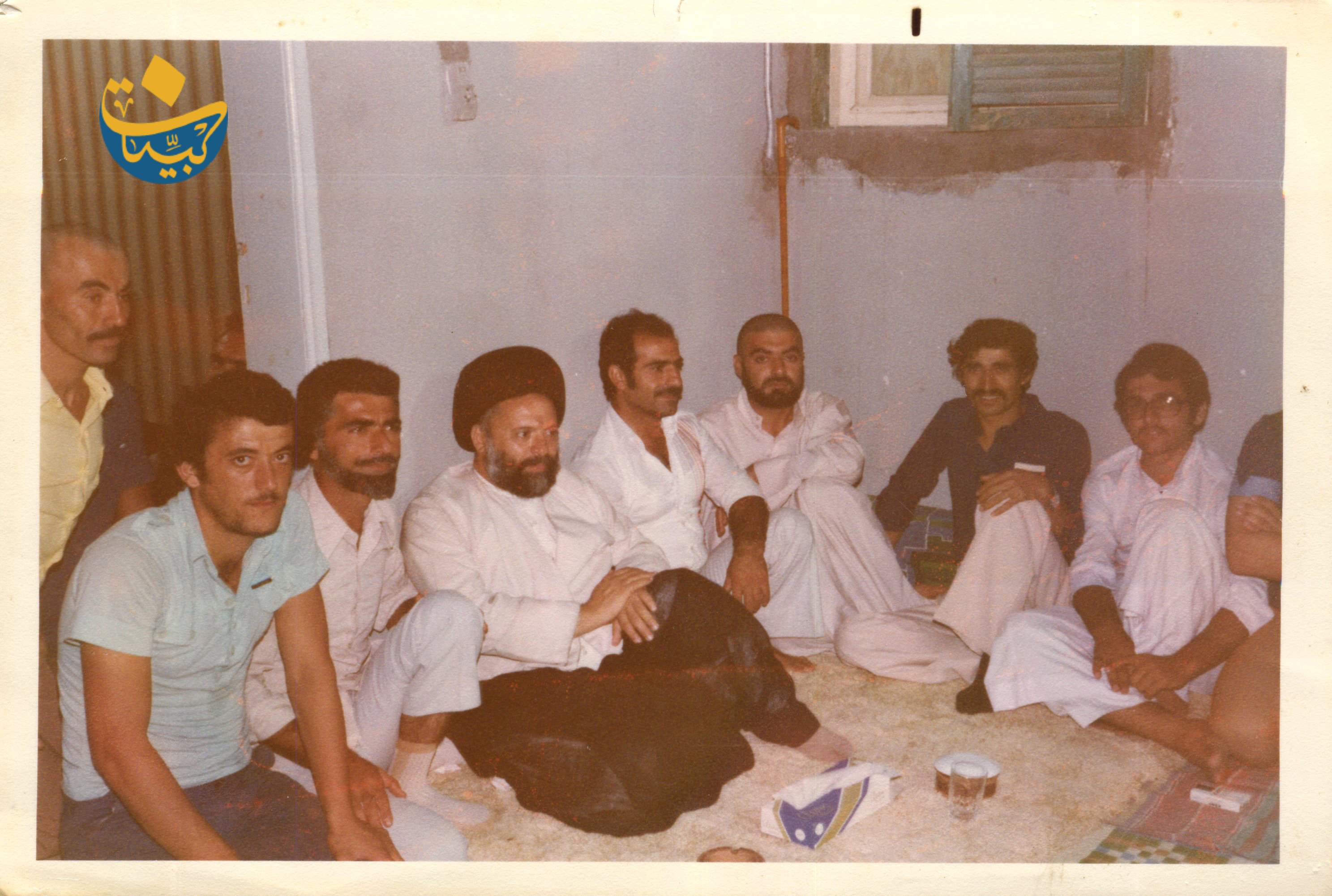 الشيخ راغب حرب ثاني شخص الى يمين السيد