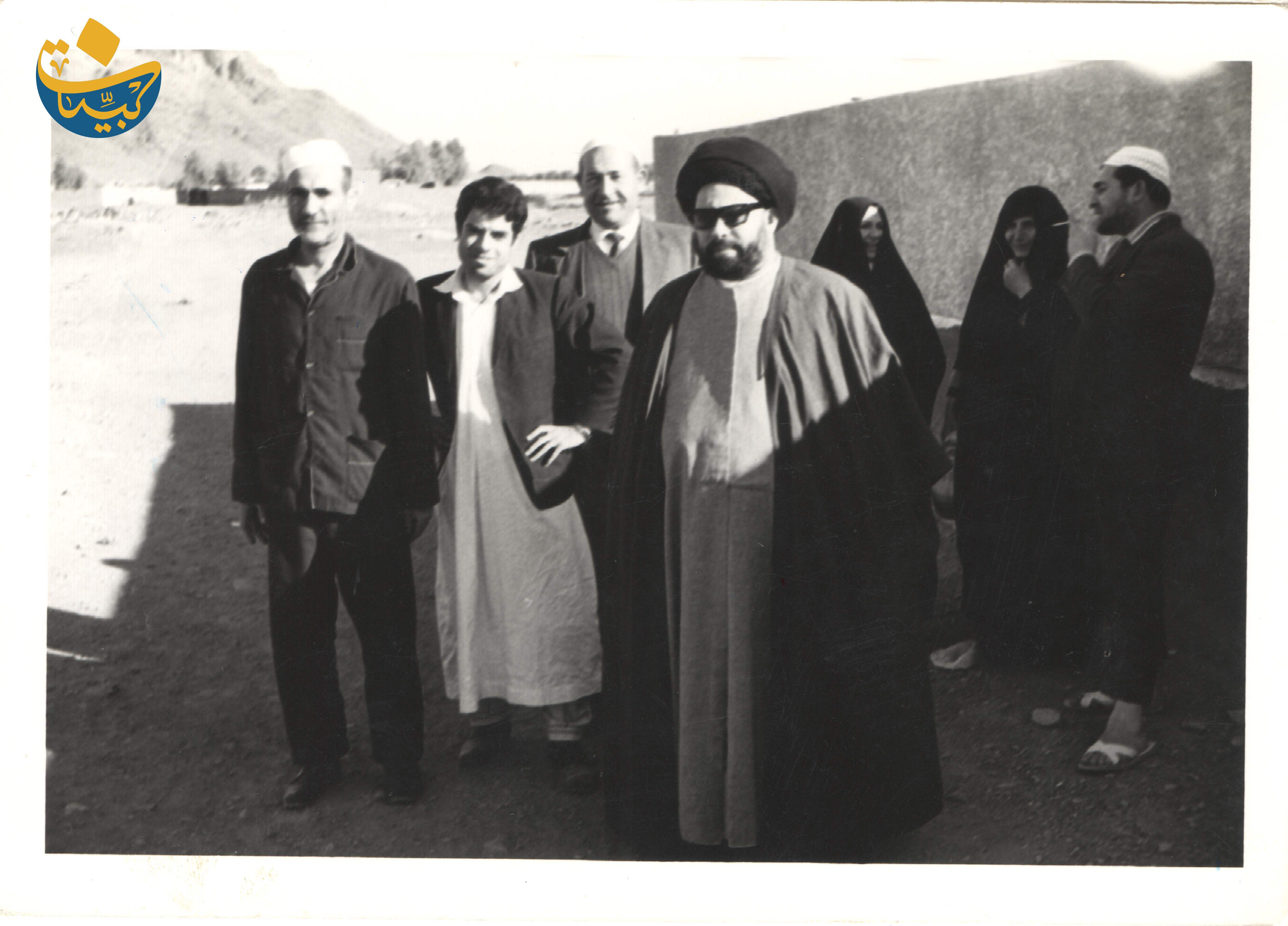 مع السيد محمد رضا 1962 بالقرب من مقبرة شهداء جبل احد