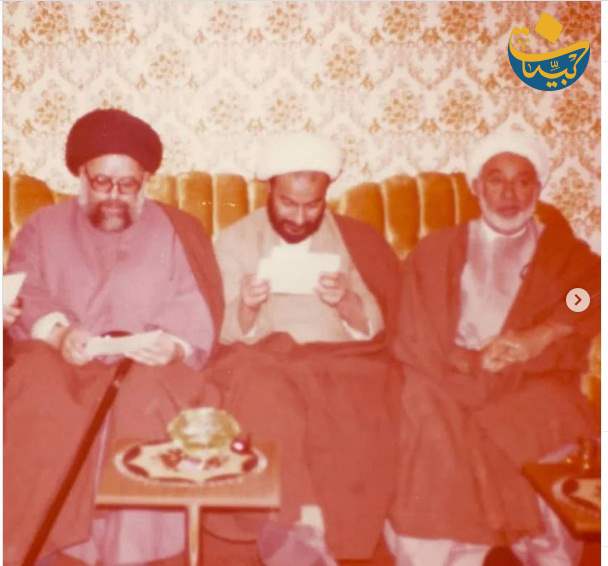 سنة ١٩٧٩م في بيت الحاج عبدالله الذهبه بمنطقة جدحفص في البحرين الشيخ سليمان المدني والشيخ الآصفي
