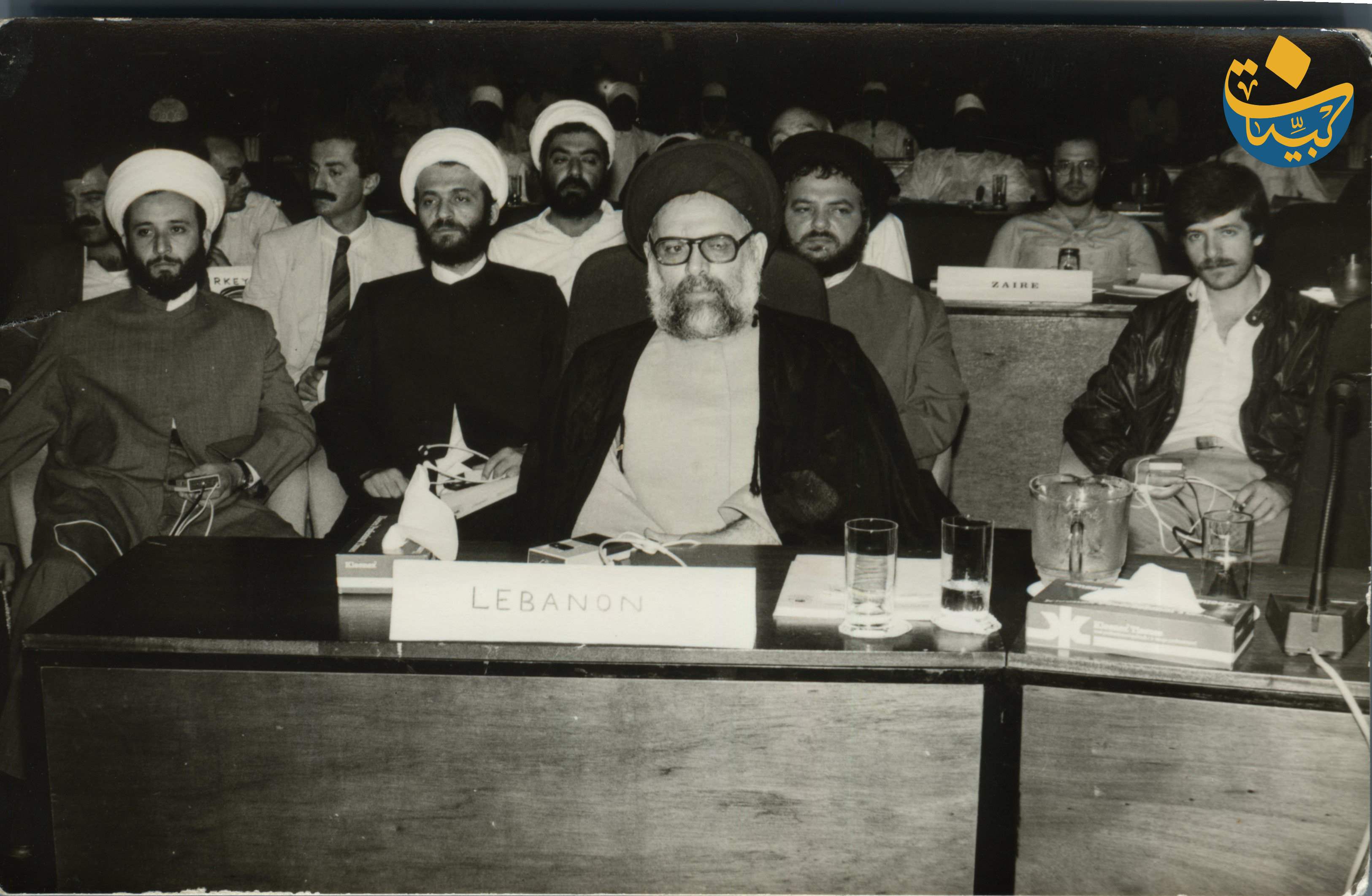 الثاني يمينه الشيخ ماهر حمود خلفه الشيخ راغب حرب والسيد محمد باقر والسيد الامين
