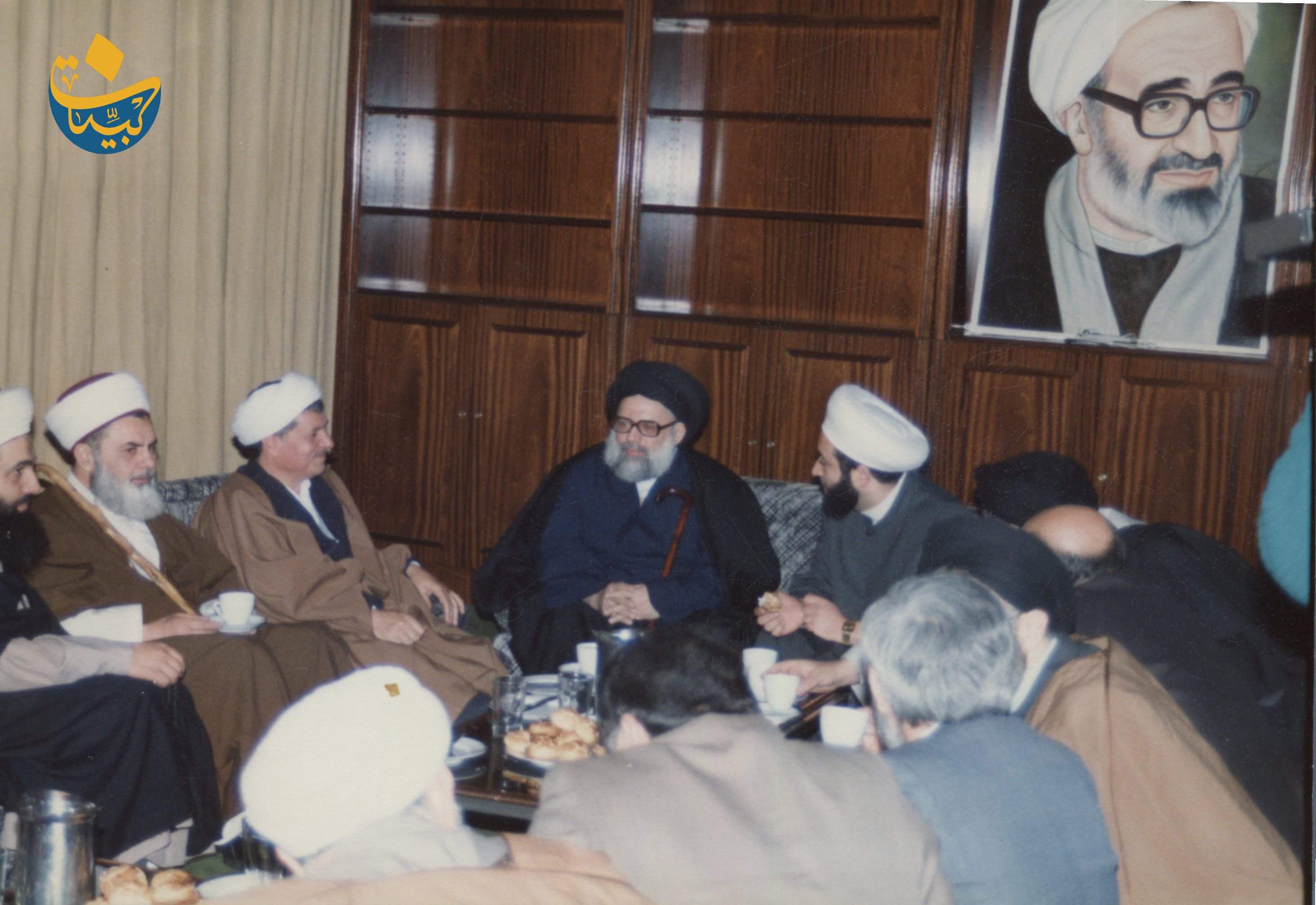 الشيخ سعيد شعبان والشيخ رفسنجاني كانون الاول 1987تظهر صورة للشيخ منتظري خلف سماحته