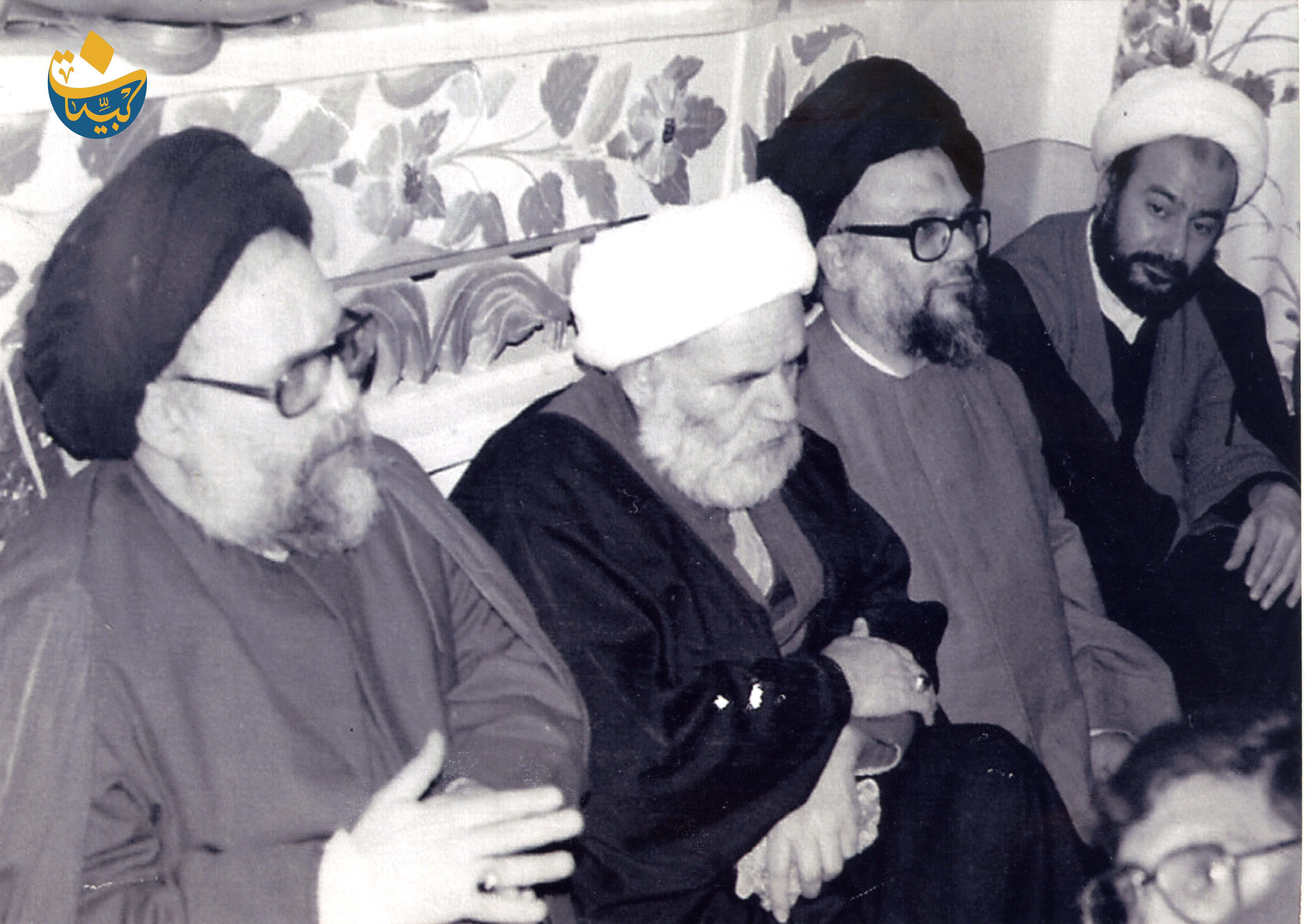 مقر جماعة العلماء ـ فبراير 1984 ـ قم ـ الشيخ محمد مهدي الآصفي المرجع الديني السيد كاظم الحائري  الشيخ حسين البشيري والسيدفضل الله