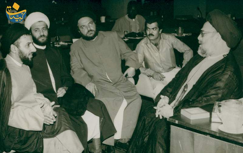 من اليسار السيد مرتضى مرتضى الشيخ ؟والسيد الحكيم محمد حسن الامين