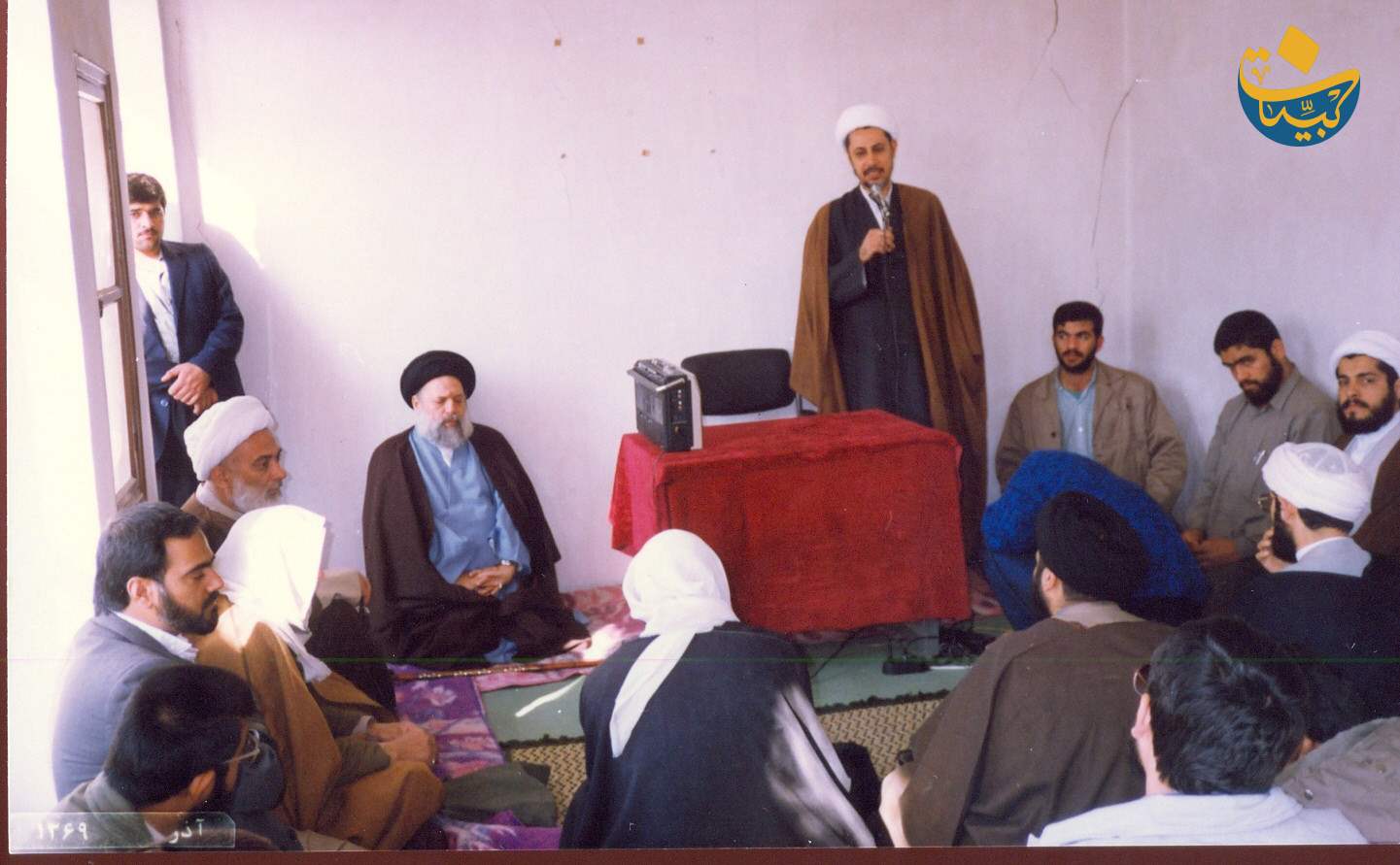 نوفمبر ديسمبر 1990 في قم من اليمين الشيخ جعفر عاصي والشيخ حسان سويدان غير معمم والشيخ محمد الاصفهاني درياب