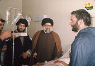 زيارة مرضى في المستشفى برفقة السيد ابراهيم امين السيد 16 شباط 1986