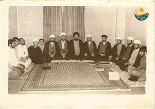 العلامة فضل الله مع أعضاء اسرة التآخي في النبعة العام 1967 (2)