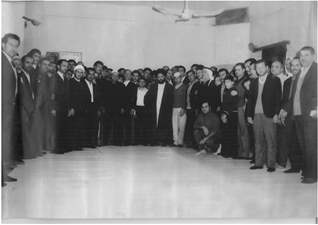 العلامة فضل الله مع أعضاء اسرة التآخي في النبعة العام 1967